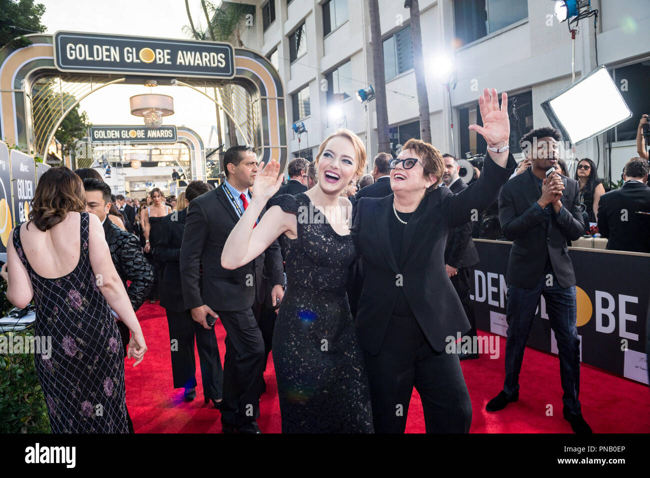 Emma Stone (L) und pensionierte Tennisspieler Billie Jean King kommen an die 75. jährlichen Golden Globe Awards im Beverly Hilton in Beverly Hills, CA am Sonntag, 7. Januar 2018. Stockfoto