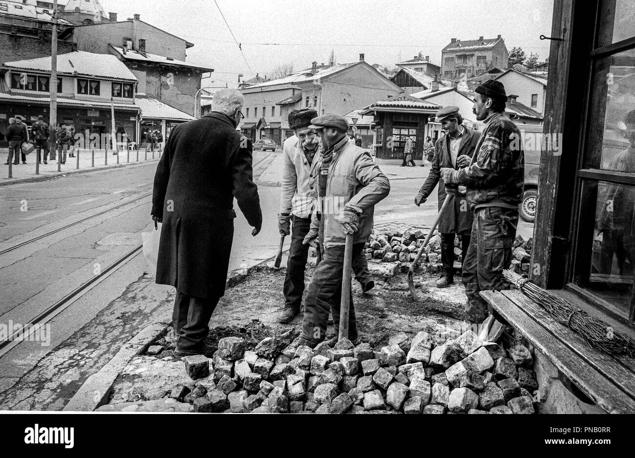 Belagerung von Sarajevo (1992-1996) Genaue Zahlen der Todesopfer sind nach wie vor umstritten, aber es wird geschätzt, dass ca. 19.000 Menschen ums Leben, 10% von ihnen sind Kinder. 18.000 serbische Truppen auf den Hügeln in der Nähe stationiert, die 340.000 Bürger mit ihrer konstanten Artillerie, Mörser, Scharfschützengewehre und schweren Maschine belagerten Maschinengewehrfeuer. Abgesehen von den menschlichen Kosten des Krieges, die Städte Infrastruktur litt auch stark - Gebäude, Strassen, Wasserwerke, Netzteile. Ein kürzlich veröffentlichter Bericht deutet darauf hin, dass die serbischen Streitkräfte schätzungsweise $ 18,5 Mrd. Euro Schaden verursacht. Stockfoto