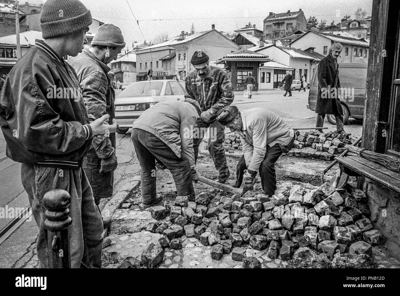 Belagerung von Sarajevo (1992-1996) Genaue Zahlen der Todesopfer sind nach wie vor umstritten, aber es wird geschätzt, dass ca. 19.000 Menschen ums Leben, 10% von ihnen sind Kinder. 18.000 serbische Truppen auf den Hügeln in der Nähe stationiert, die 340.000 Bürger mit ihrer konstanten Artillerie, Mörser, Scharfschützengewehre und schweren Maschine belagerten Maschinengewehrfeuer. Abgesehen von den menschlichen Kosten des Krieges, die Städte Infrastruktur litt auch stark - Gebäude, Strassen, Wasserwerke, Netzteile. Ein kürzlich veröffentlichter Bericht deutet darauf hin, dass die serbischen Streitkräfte schätzungsweise $ 18,5 Mrd. Euro Schaden verursacht. Stockfoto