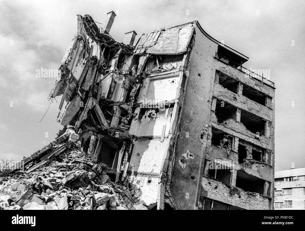Während des Krieges 1992-1995, Grbavica wurde früh durch die Armee der Republika Srpska besetzt und blieb unter serbischer Kontrolle während der Belagerung. Aus dem hohen Wohngebäuden, serbische Scharfschützen gezielt die Sarajevo Bevölkerung entlang Sniper Alley. Die Nachbarschaft war stark geplündert und zerstört. Stockfoto
