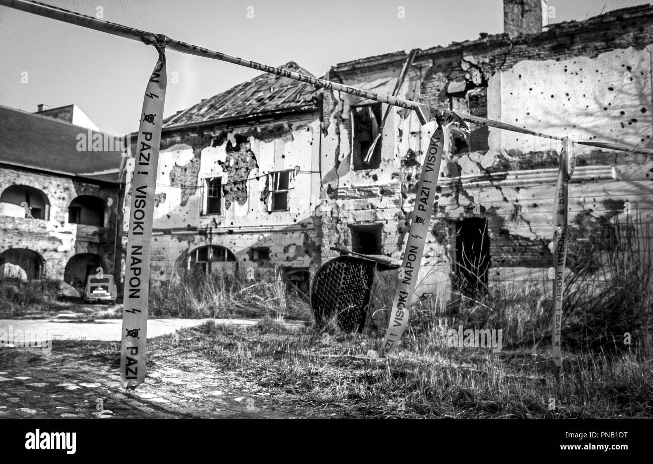 Landminen wurden ausgiebig während des Krieges von allen Seiten im Konflikt eingesetzt: Etwa 1,5 Mio. wurden im ganzen Land zwischen 1991-1995 festgelegt. 1997, mehr als 600.000 Flüchtlinge immer noch außerhalb des Landes; Landminen haben die Rückkehr vieler behindert. Es gibt Gedanken noch zwischen 51.000 und 100.000 Minen zu sein, die eine 310-square-mile Bereich über dem Land. Mindestens 509 Menschen wurden getötet und weitere 1.466 von den Geräten in Kroatien verletzt seit dem Ende des Krieges. Es ist zu hoffen, dass bis 2019 alle vermuteten Minenfelder werden gelöscht. Stockfoto
