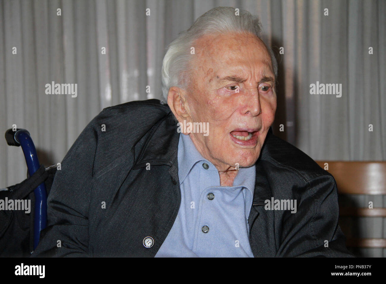 Kirk Douglas 05/04/2017 Das 25-jährige Jubiläum der Anne Douglas Zentrum für Frauen am Los Angeles Mission gehalten an der Los Angeles Mission in Los Angeles, CA Foto von Izumi Hasegawa/HNW/PictureLux Stockfoto
