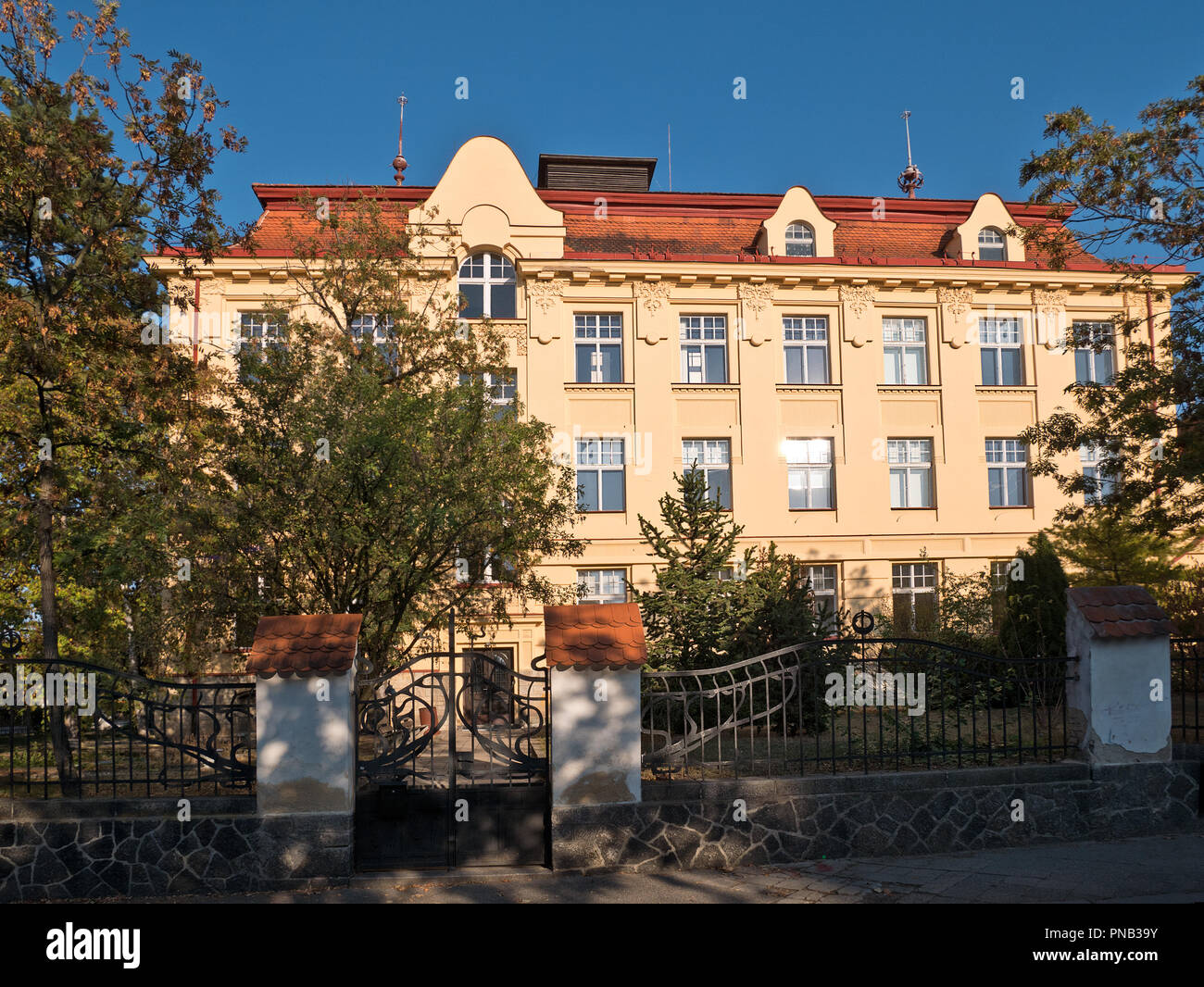 Gesamtschule in saazer Stadt. Der Tschechischen Republik. Stockfoto