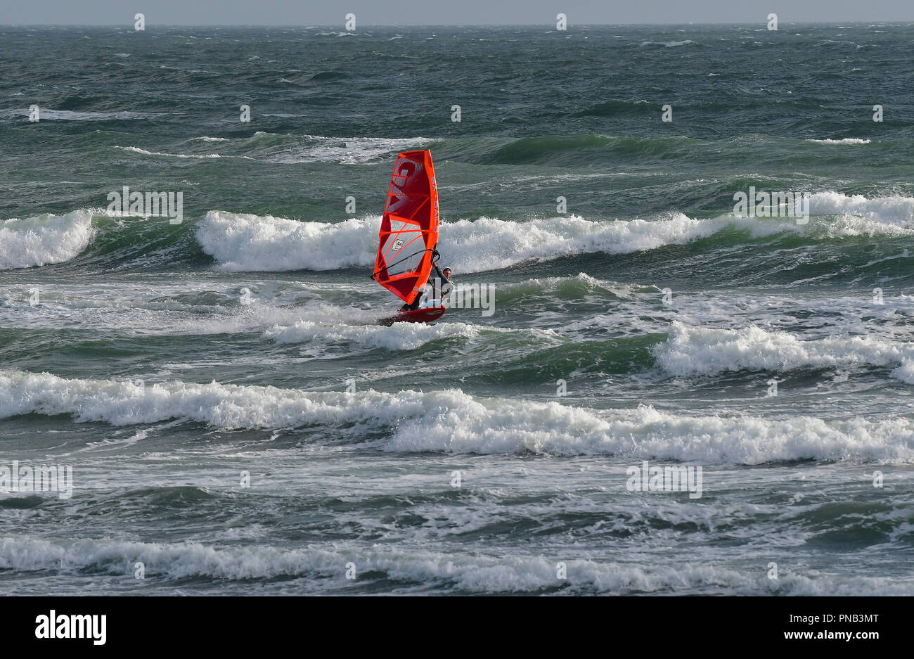 Windsurfer in rauher See auf der East Wittering Strand, Nr. Chichester, West Sussex, Vereinigtes Königreich, England Stockfoto