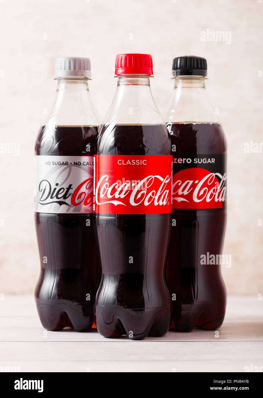 LONDON, UK - August 03, 2018: Kunststoffflaschen der ursprünglichen Ernährung und Zero Coca Cola Erfrischungsgetränke auf Holz. Beliebteste Getränk in der Welt. Stockfoto