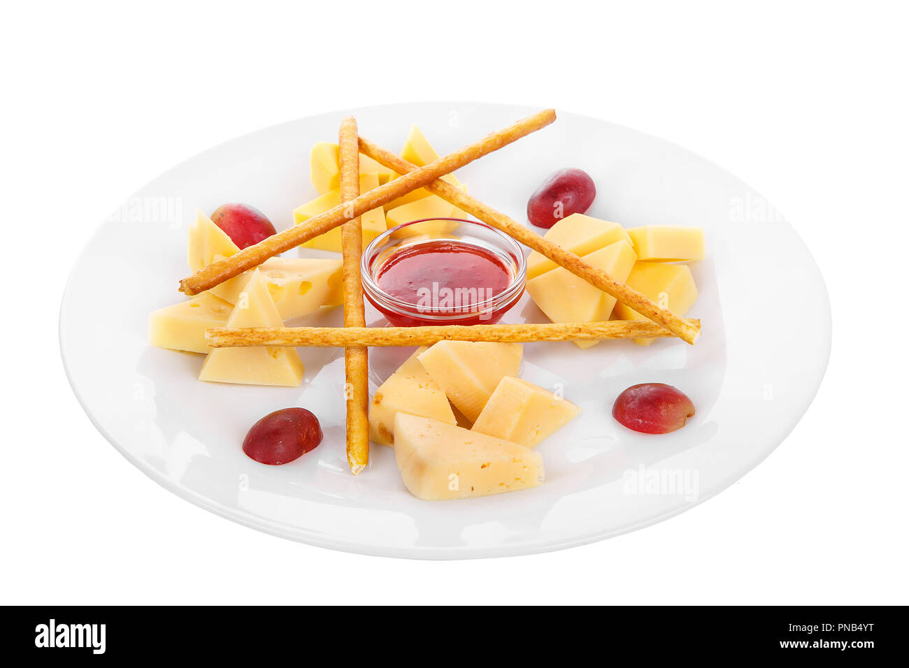 Snack zum Wein, süß, eine Reihe von Käsesorten, Marmelade, süß, salzig Teig klebt, Trauben Aperitif vor dem Alkohol, Essen auf Platte, weiß isoliert Hintergrund Seite Stockfoto