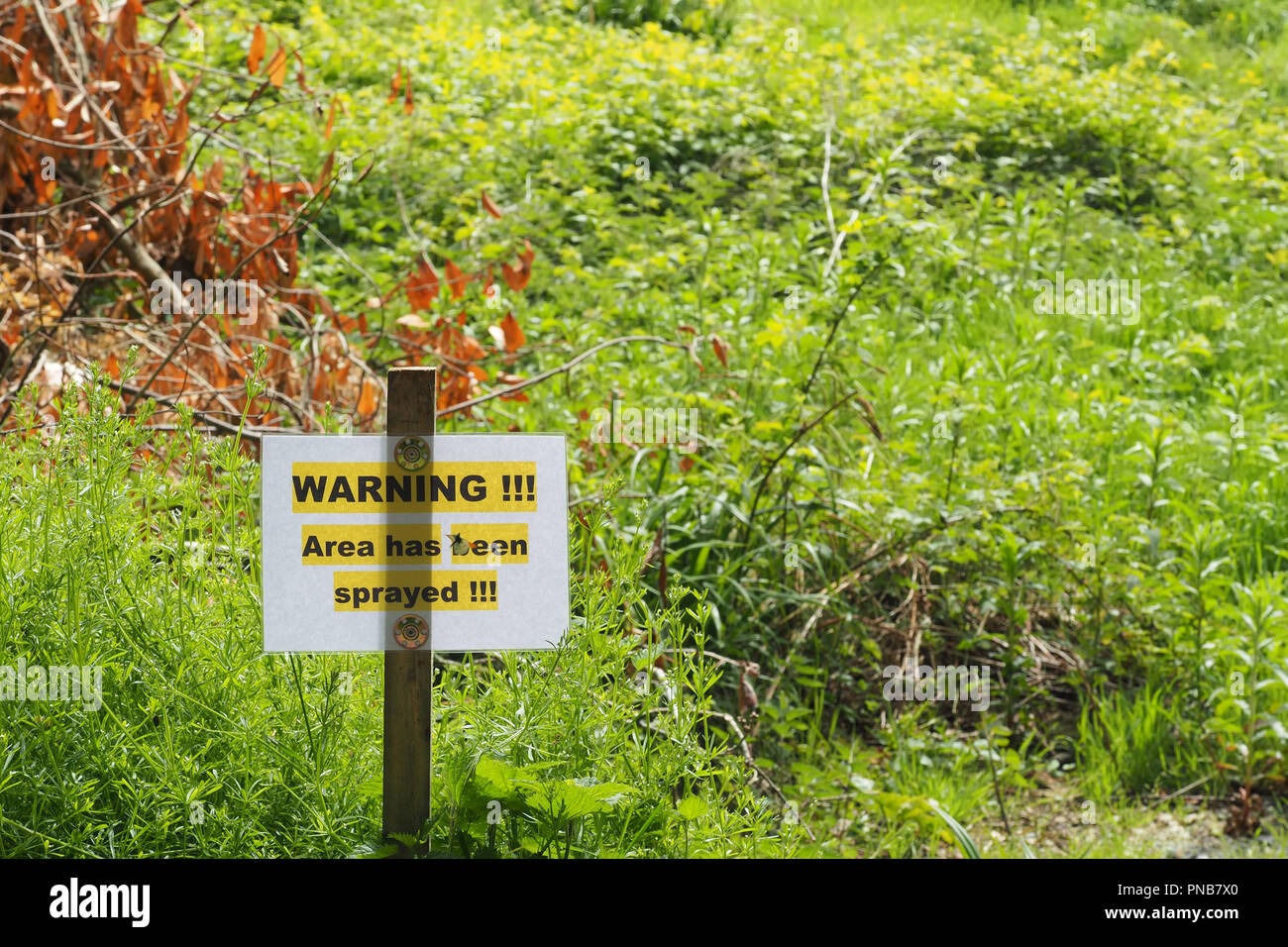 Warnschild neben Fluss Suir in Cahir, Co Tipperary, Irland Alarmierung Besucher, Pestizide oder herbecide auf die Vegetation besprüht wurde. Stockfoto