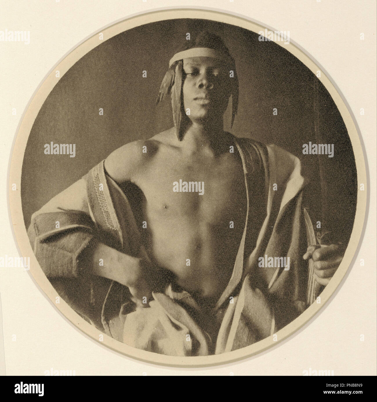 Ein äthiopischer Chief. Datum/Zeitraum: Negative 1897; drucken können. 1905. Drucken. Gum Bichromate. Höhe: 119 mm (4,68 in); Breite: 117 mm (4.60 in). Autor: Fred Holland Tag. Stockfoto