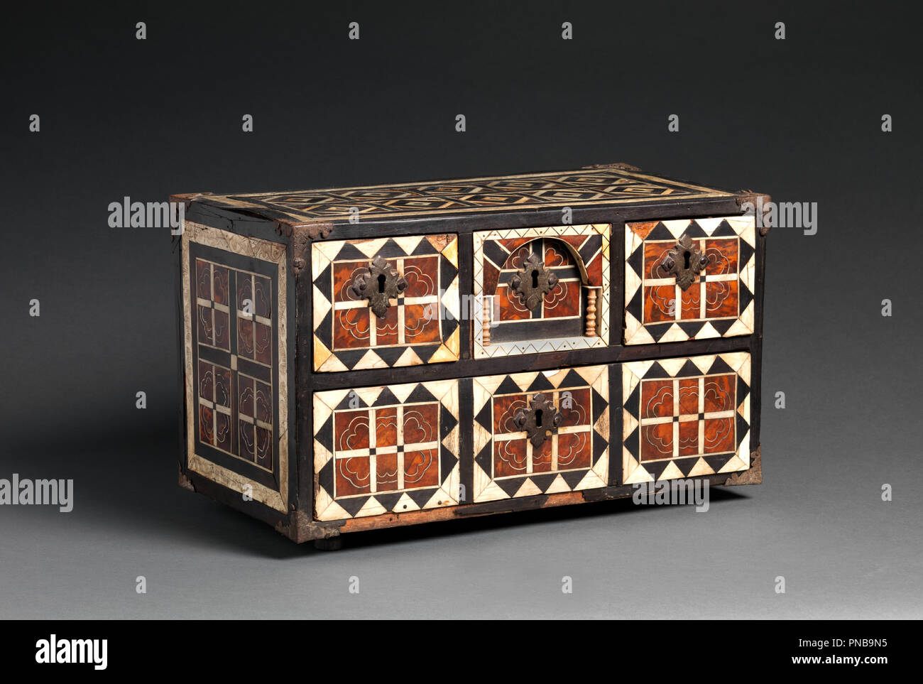 Schreiben Box. Artist: Unbekannt. Kultur: Mexikanische (Campeche). Abmessungen: 12 x 3/16 x 20 1/16 12 13/16-in. (31 × 51 × 32,5 cm). Datum: 1650-1700. Museum: Metropolitan Museum of Art, New York, USA. Stockfoto