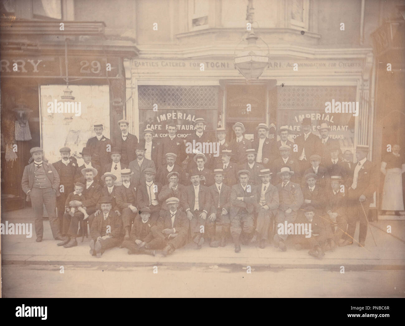 * Vintage Foto, eine große Gruppe von Menschen, die außerhalb der Imperial Café Restaurant Nr. 31 (evtl. Eastbourne). Stockfoto