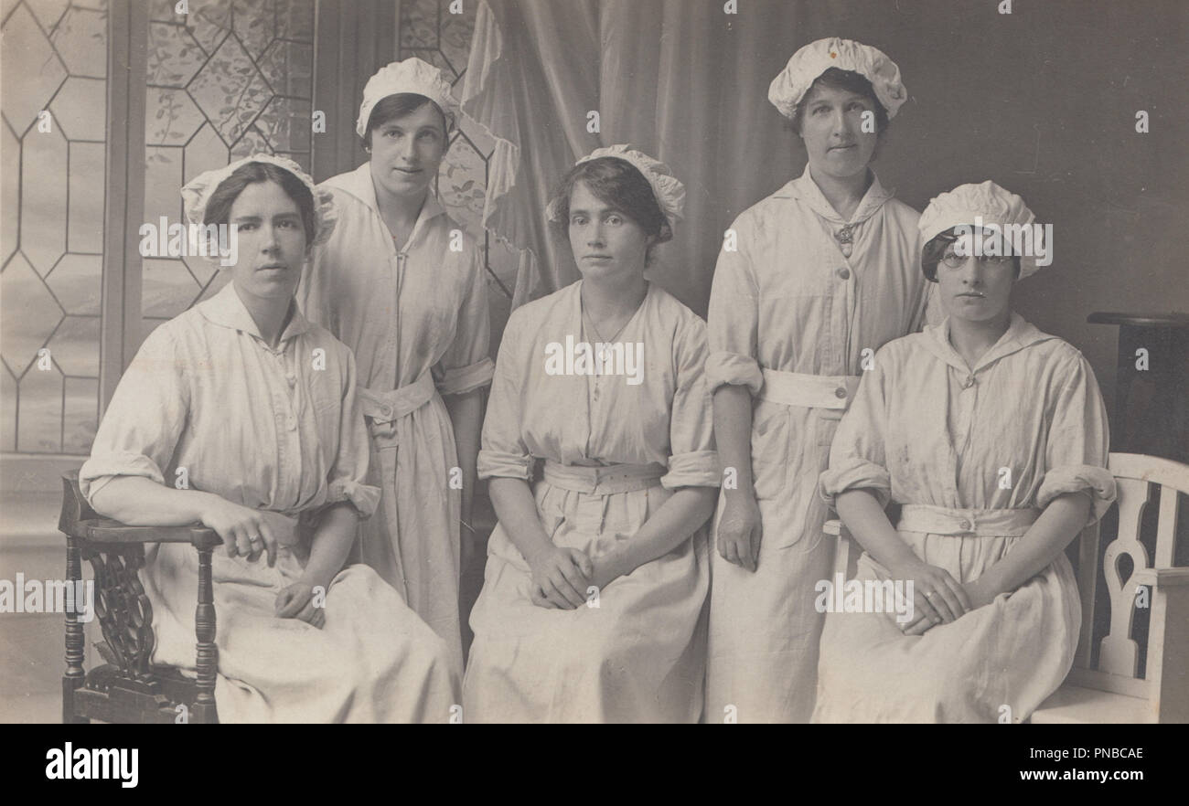 * Vintage Foto eine Gruppe der weiblichen Arbeiter in ihren Uniformen angezeigt Stockfoto