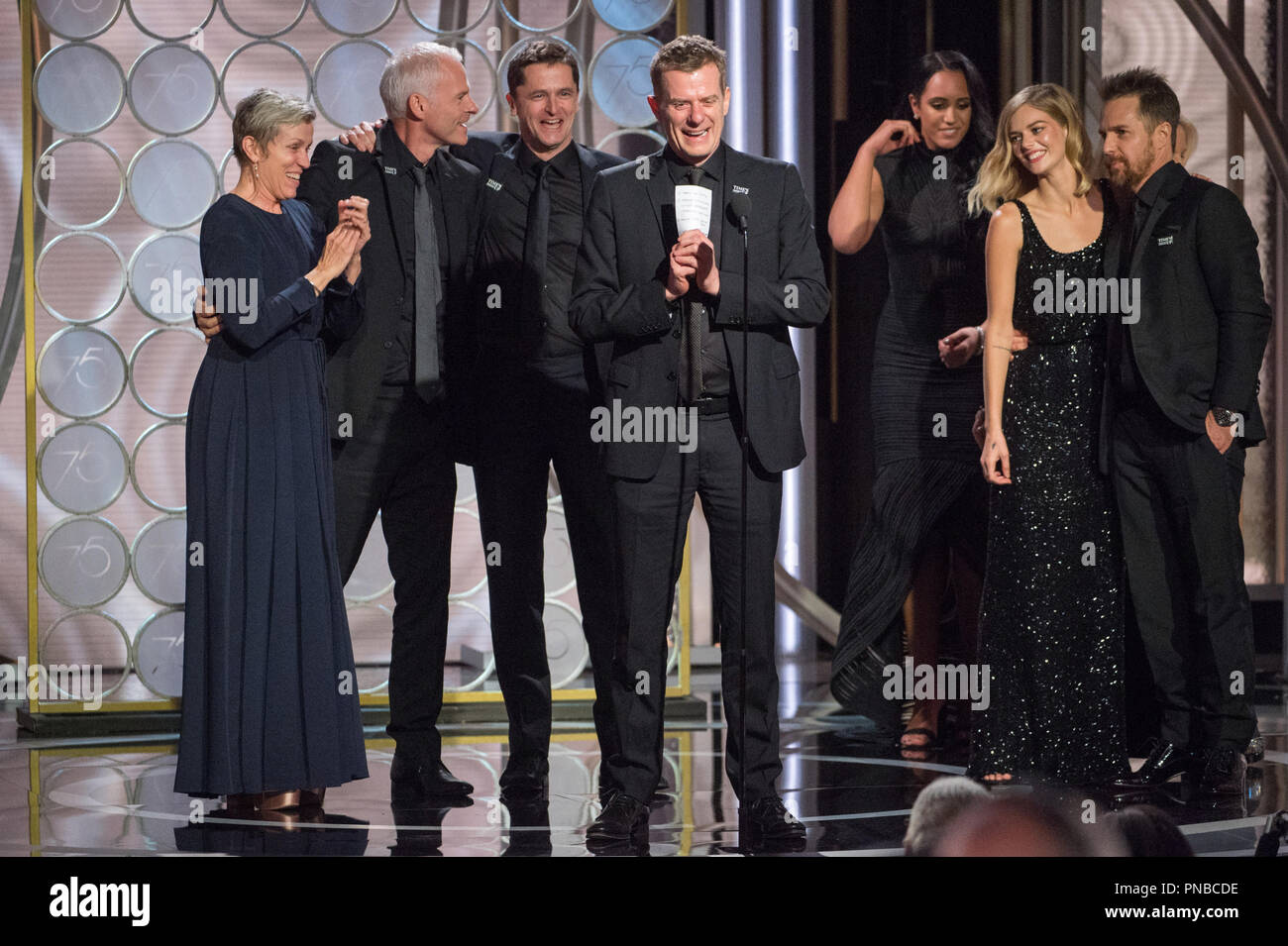 Die Annahme der Golden Globe für den besten Motion Picture - Drama für "drei Anzeigentafeln außerhalb Ebbing, Missouri" sind Frances McDormand, Martin McDonagh, Graham Broadbent und Peter Czernin beim 75. jährlichen Golden Globe Awards im Beverly Hilton in Beverly Hills, CA am Sonntag, 7. Januar 2018. Datei Referenz # 33508 631 GFS nur für redaktionelle Verwendung - Alle Rechte vorbehalten Stockfoto