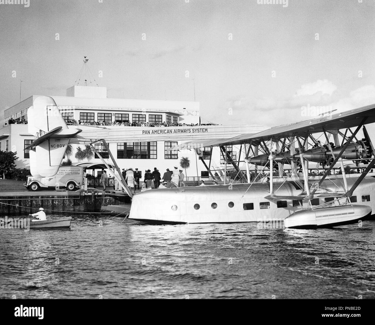 1930 Pan American Airways SYSTEM Sikorsky S-40 FLUGBOOT NC-80V AMERIKANISCHEN CLIPPER AUF SEE FLUGZEUG Flughafen Miami FLORIDA USA-a2249 HAR 001 HARS HAVANNA B&W WEITWINKEL ABENTEUER TÄTIGEN PILOTEN FLUGZEUGE KUNDENSERVICE SILHOUETTE UND 20. JAHRHUNDERT AUFREGUNG ÄUSSERE FORTSCHRITT INNOVATION LUFTFAHRT ZWISCHEN DEN BERUFEN 1931 KEY WEST STILVOLLE ANONYME PROPELLOR KUBA FL Pan American World Airways AIR MAIL AMERIKANISCHEN CLIPPER SCHWARZ UND WEISS FLUGBOOT HAR 001 ALTMODISCH PAN PAN AMERICAN AIRWAYS FLUG MIT DEM WASSERFLUGZEUG Stockfoto
