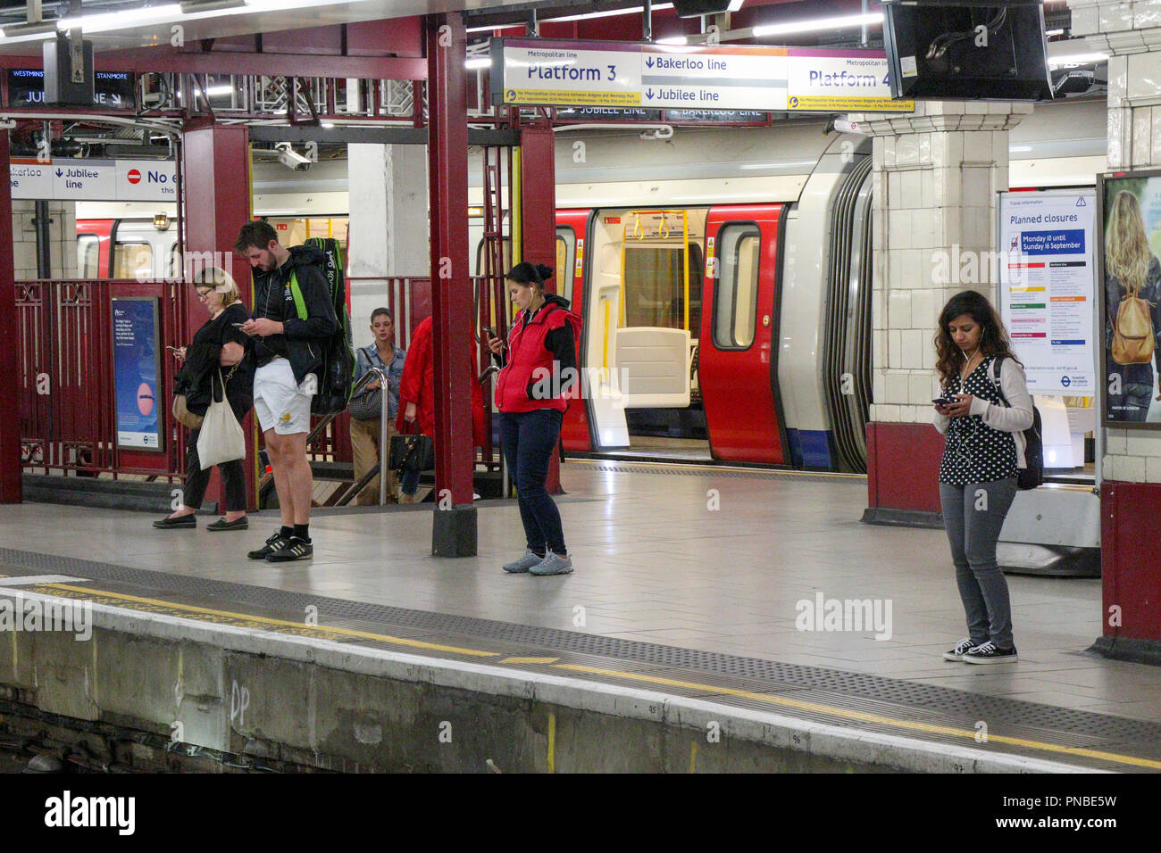Passagiere warten auf Zug, U-Bahn in London, England, Großbritannien Stockfoto