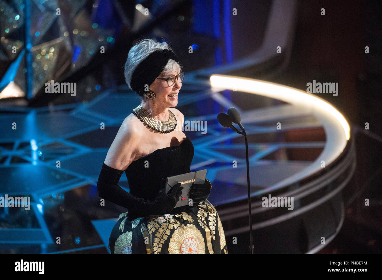 Rita Moreno präsentiert den Oscar® für den besten fremdsprachigen Film des Jahres während der Live ABC Telecast der 90 Oscars® auf der Dolby® Theater in Hollywood, CA am Sonntag, den 4. März 2018. Datei Referenz # 33546 419 PLX nur für redaktionelle Verwendung - Alle Rechte vorbehalten Stockfoto