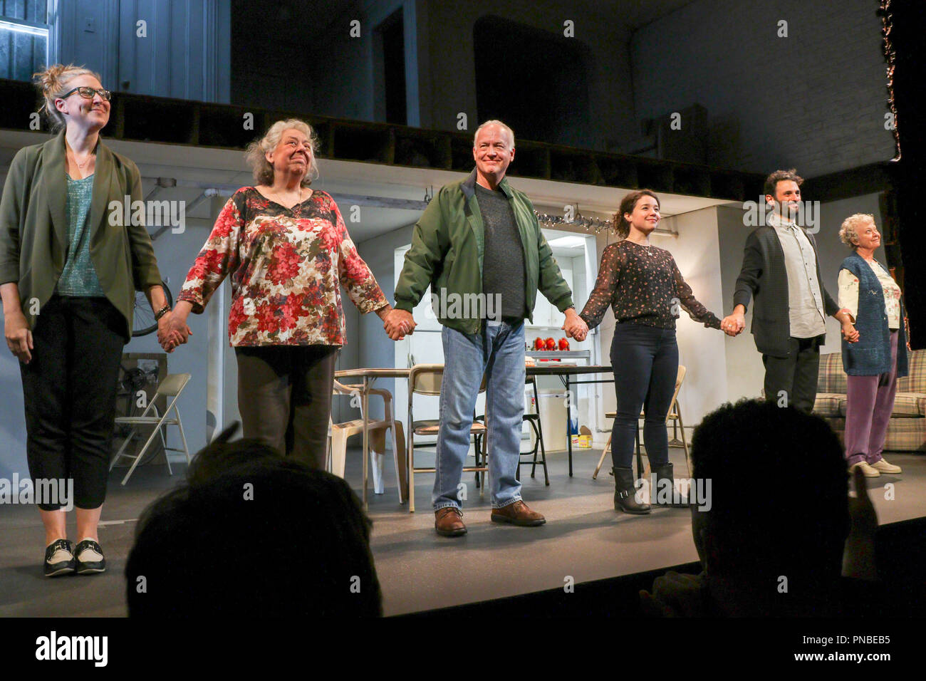 Bitte Curtain Call der Besetzung der Menschen von Stephen Karam am Hampstead Theatre, London, England, Großbritannien Stockfoto