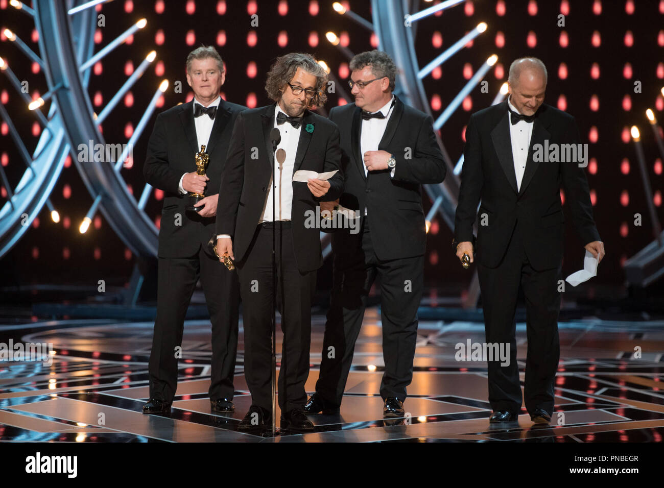 Richard R. Hoover, Paul Lambert, Gerd Nefzer und John Nelson der Oscar® für Achievement in Visual Effects akzeptieren, für die Arbeit an "Blade Runner 2049" während der Live ABC Telecast der 90 Oscars® auf der Dolby® Theater in Hollywood, CA am Sonntag, den 4. März 2018. Datei Referenz # 33546 501 PLX nur für redaktionelle Verwendung - Alle Rechte vorbehalten Stockfoto