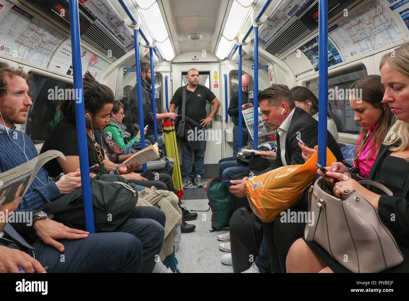 Passagiere auf der Londoner u-Bahn Stockfoto