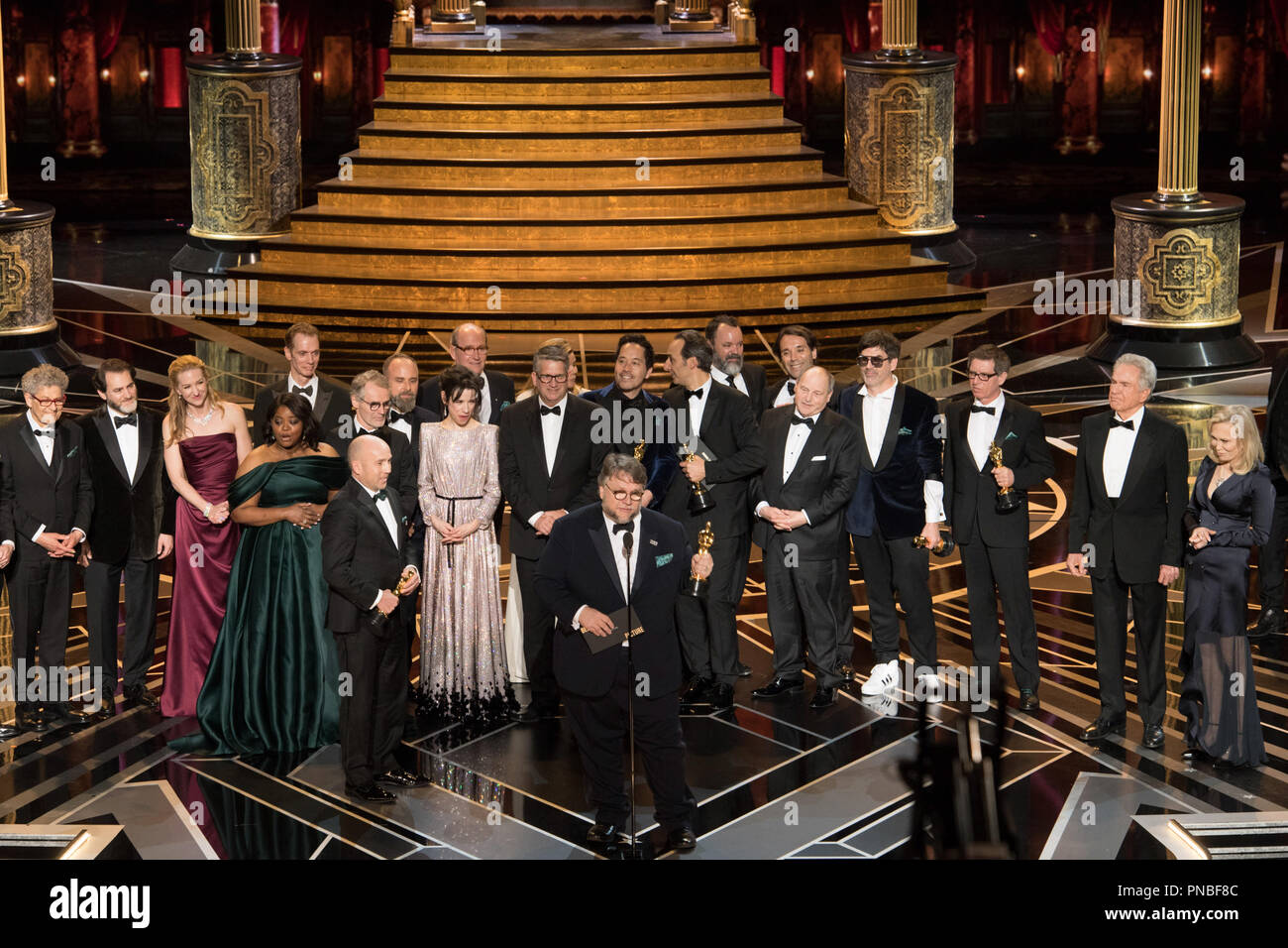 Guillermo del Toro, J. Miles Dale, Octavia Spencer, Doug Jones, Sally Hawkins, Michael Shannon und Richard Jenkins der Oscar® für den Besten Film des Jahres akzeptieren für die Arbeit an "Die Form des Wassers" während der Live ABC Telecast der 90 Oscars® auf der Dolby® Theater in Hollywood, CA am Sonntag, den 4. März 2018. Datei Referenz # 33546 689 PLX nur für redaktionelle Verwendung - Alle Rechte vorbehalten Stockfoto