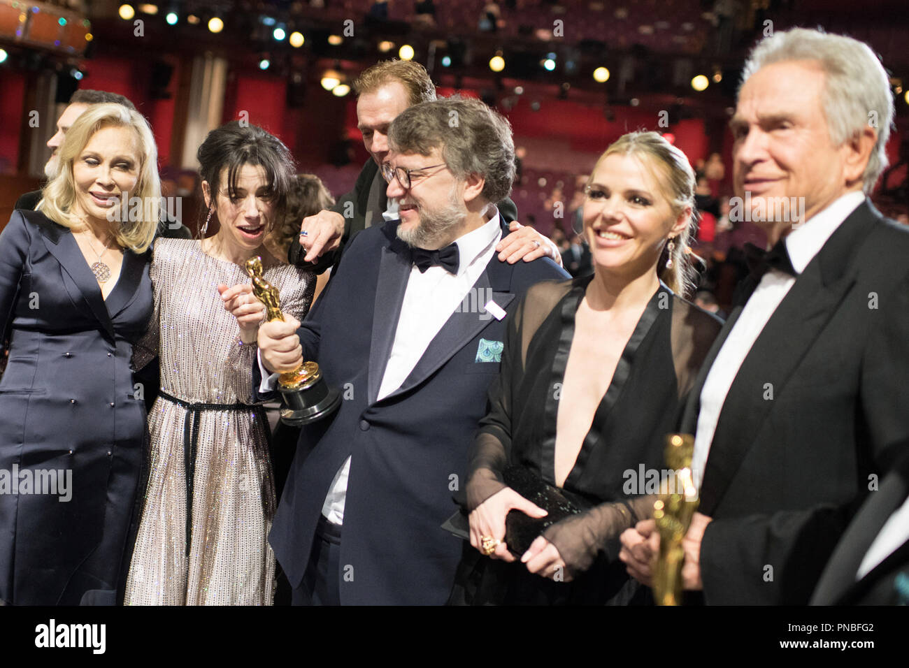 Guillermo del Toro (C), Gewinner des Oscar® für den Besten Film des Jahres für die Arbeit an "Die Form des Wassers", wirft mit Faye Dunaway, Sally Hawkins, und Warren Beatty während des Live ABC Telecast der 90 Oscars® auf der Dolby® Theater in Hollywood, CA am Sonntag, den 4. März 2018. Datei Referenz # 33546 769 PLX nur für redaktionelle Verwendung - Alle Rechte vorbehalten Stockfoto