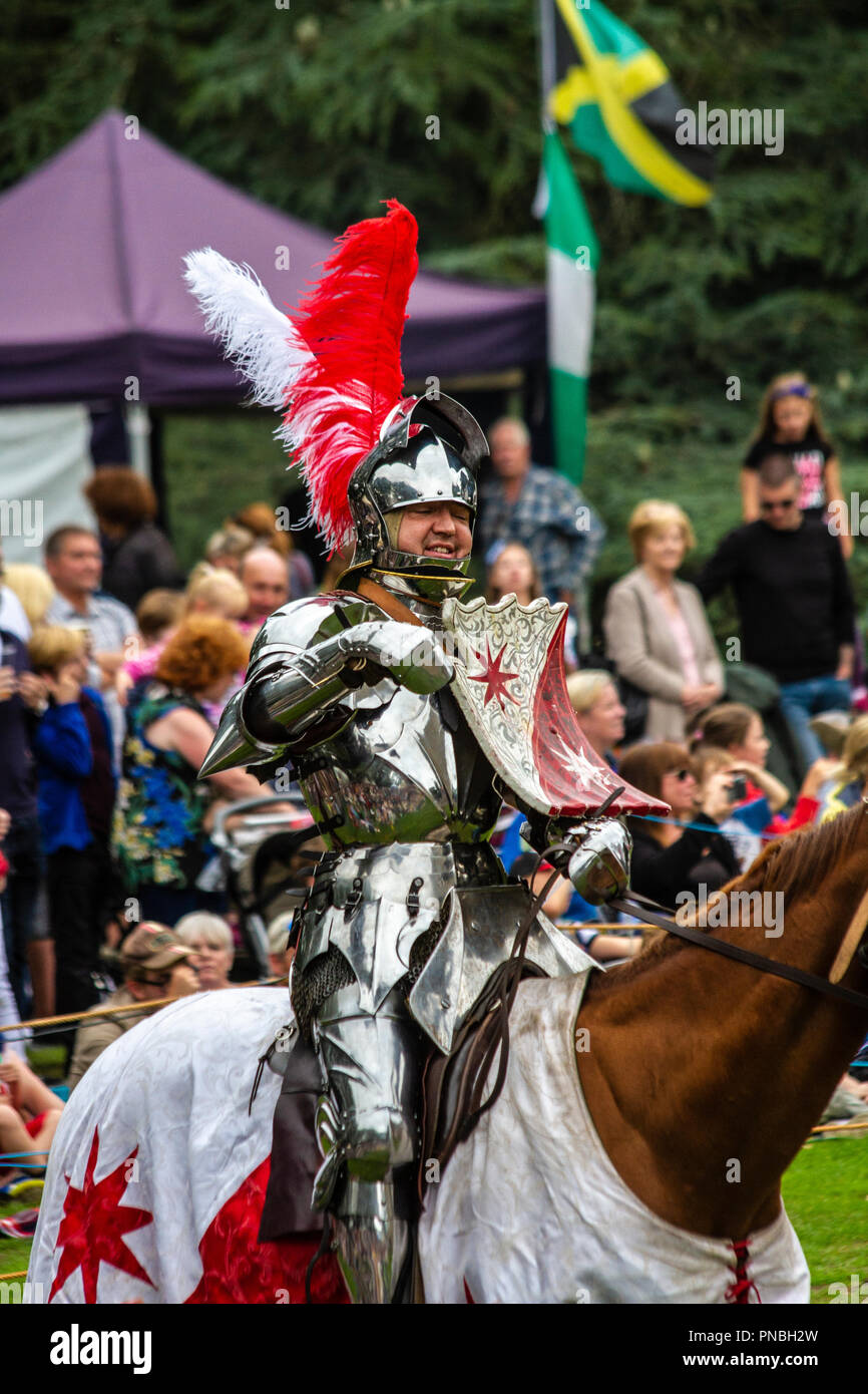 Ritter in Rüstung auf einem Ritterturnier Stockfoto