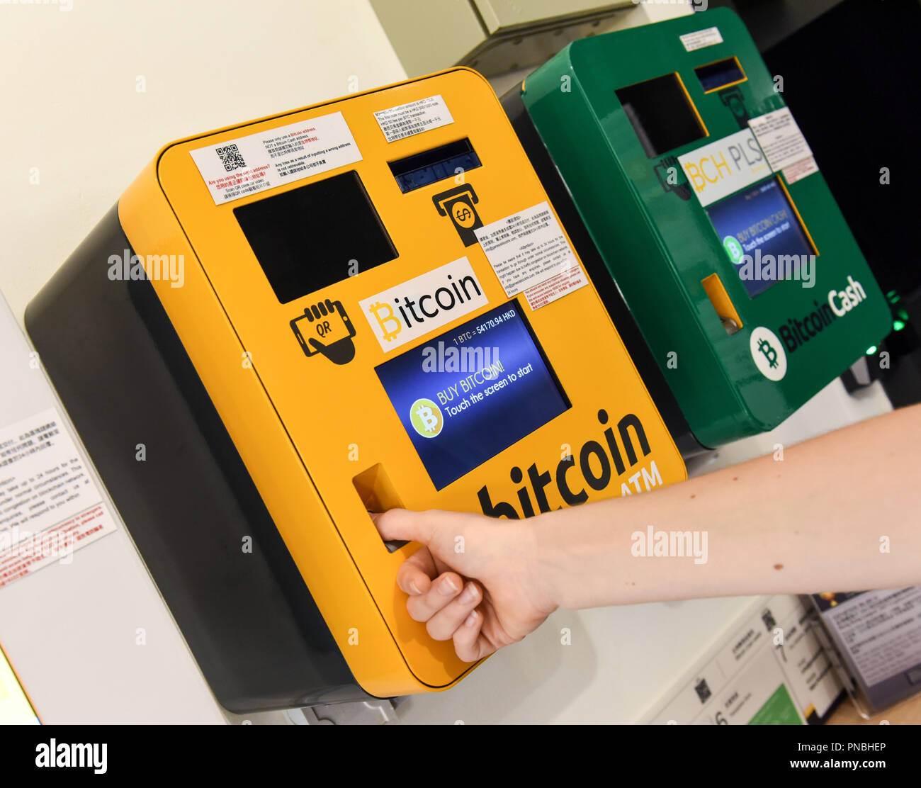 HONG KONG, Hong Kong SAR, China: 20. SEPTEMBER 2018. Eine Frau verwendet die Bitcoin und des Astraleums ATM in der Genesis Block Wan Chai installiert. Genesis Block i Stockfoto