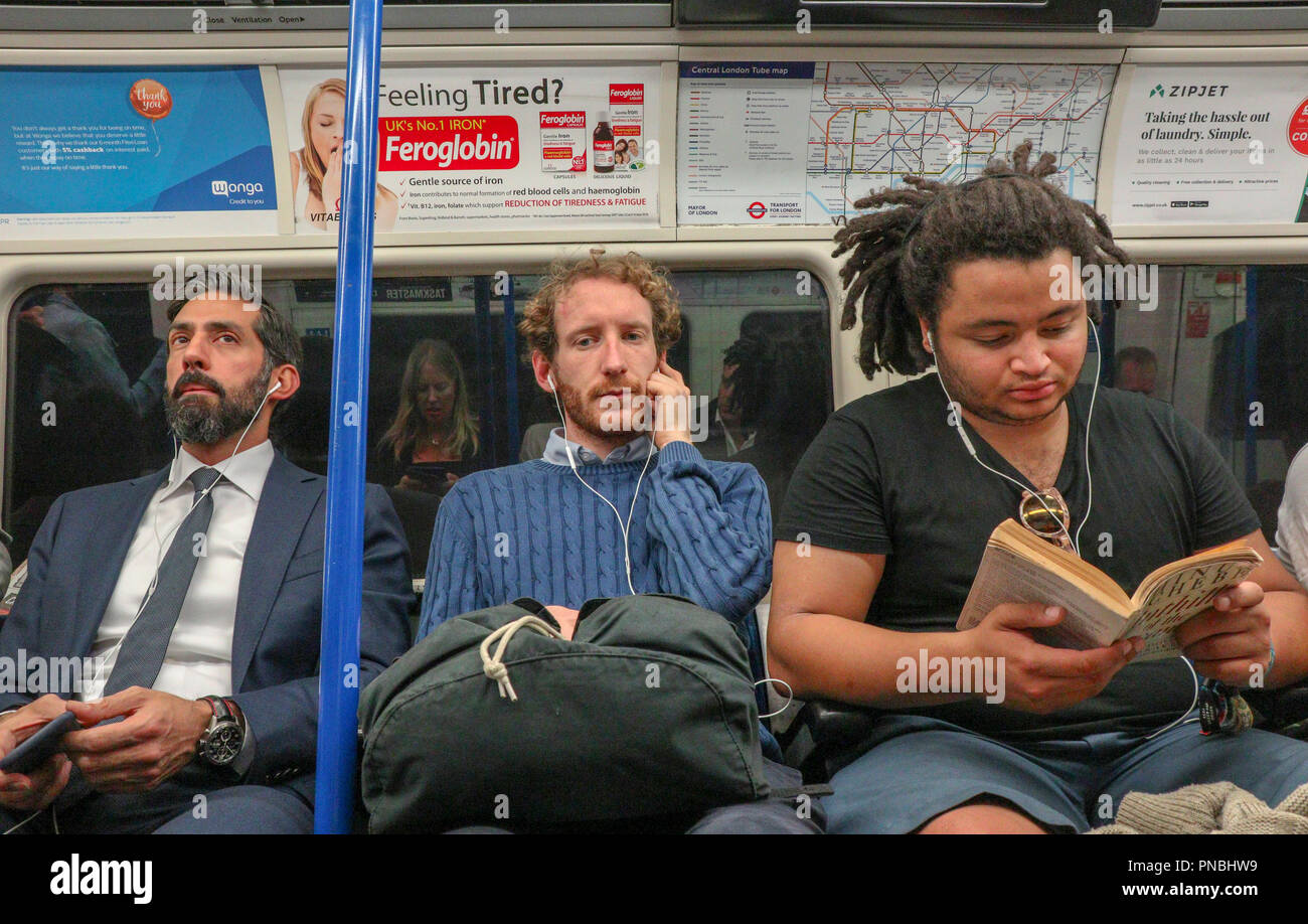 Passagiere auf der Londoner u-Bahn Stockfoto