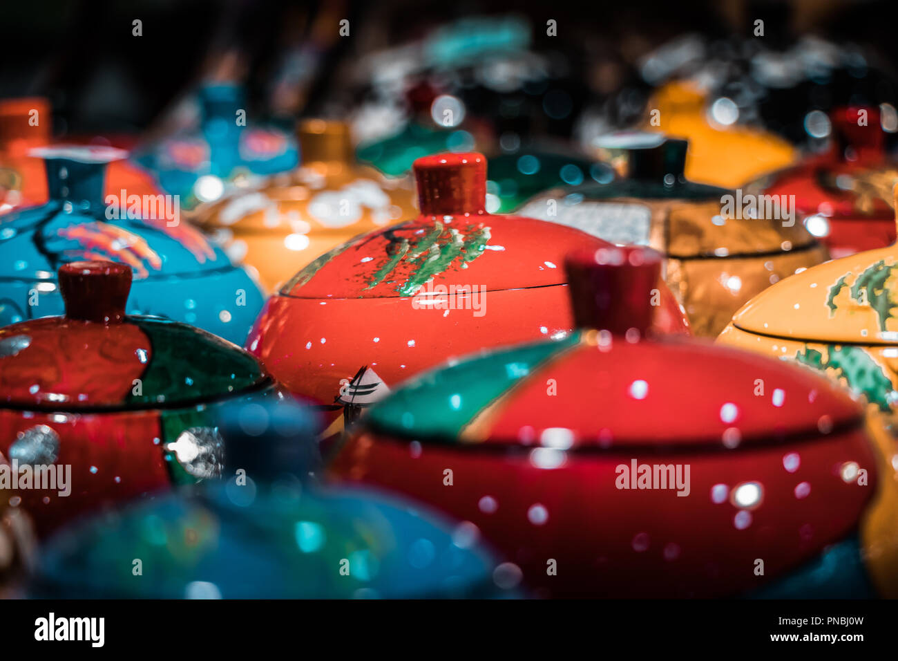 Hong Kong, traditionelle Reiseandenken. Grabkunst Asche Urnen, mit lebendigen Hand Gemälden dekoriert. Glänzend, glänzend, Beerdigung Objekt. Asiatische Kultur. Stockfoto