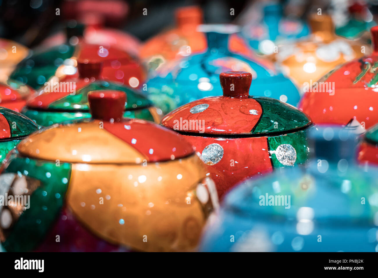 Hong Kong, traditionelle Reiseandenken. Grabkunst Asche Urnen, mit lebendigen Hand Gemälden dekoriert. Glänzend, glänzend, Beerdigung Objekt. Asiatische Kultur. Stockfoto