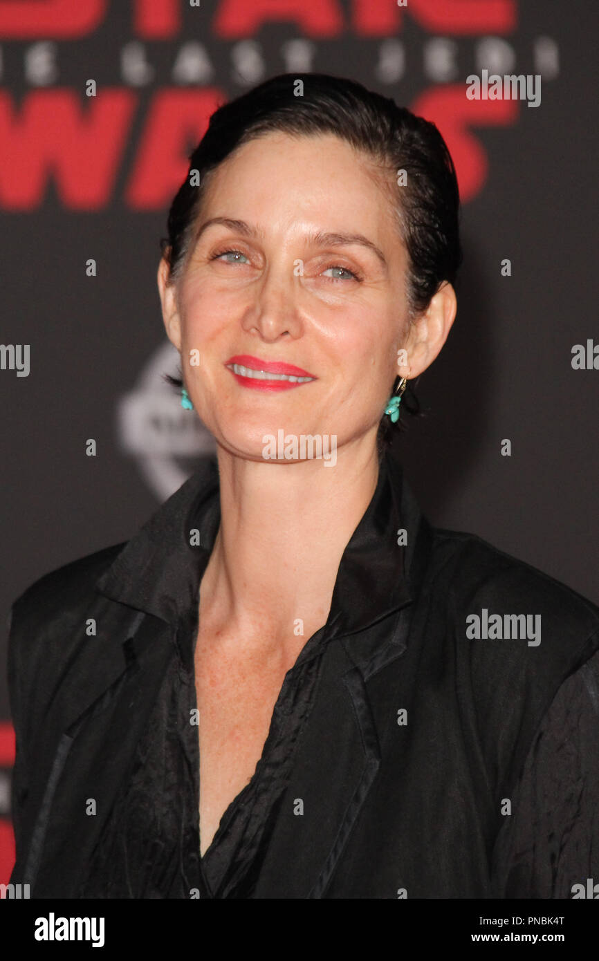 Carrie-Anne Moss bei der Weltpremiere von Lucasfilm's Star Wars: Der letzte Jedi' im Shrine Auditorium in Los Angeles, CA, 9. Dezember 2017 statt. Foto von Joseph Martinez/PictureLux Stockfoto