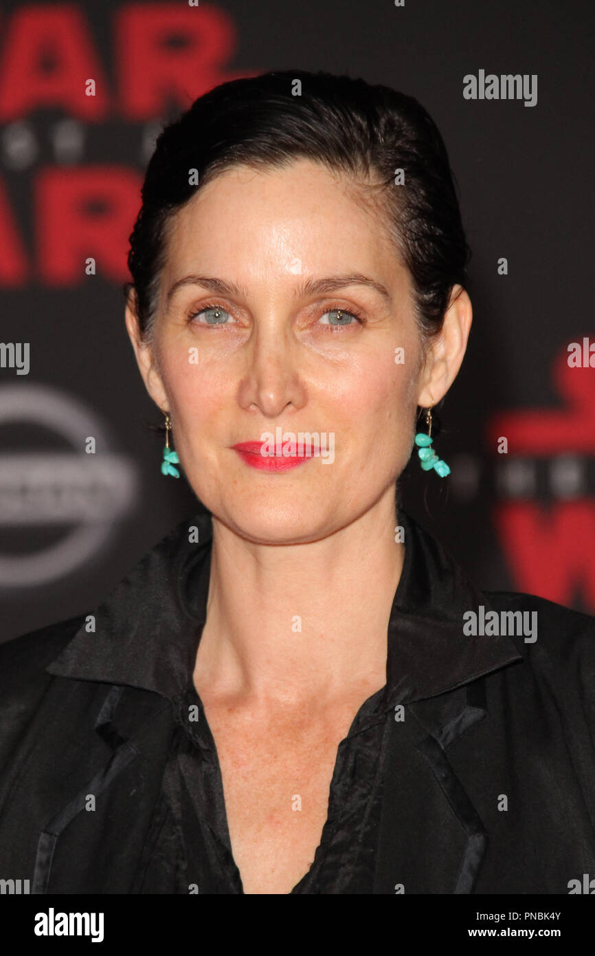 Carrie-Anne Moss bei der Weltpremiere von Lucasfilm's Star Wars: Der letzte Jedi' im Shrine Auditorium in Los Angeles, CA, 9. Dezember 2017 statt. Foto von Joseph Martinez/PictureLux Stockfoto