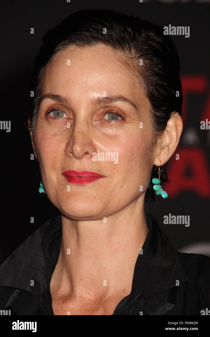 Carrie-Anne Moss 12/09/2017 die Weltpremiere der Lucasfilm's Star Wars: Der letzte Jedi" im Shrine Auditorium in Los Angeles, CA Foto von Izumi Hasegawa/HNW/PictureLux Stockfoto