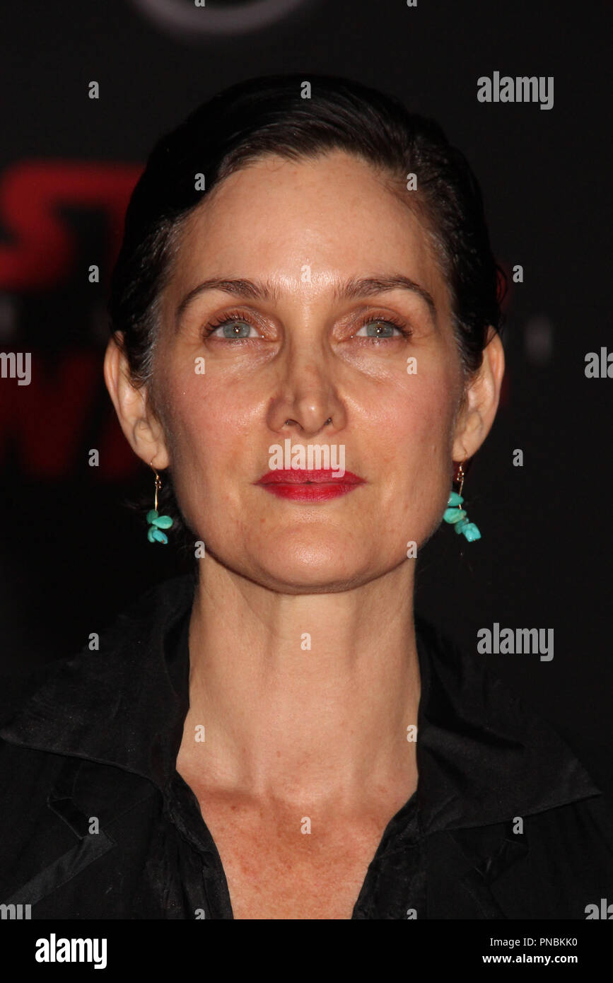 Carrie-Anne Moss 12/09/2017 die Weltpremiere der Lucasfilm's Star Wars: Der letzte Jedi" im Shrine Auditorium in Los Angeles, CA Foto von Izumi Hasegawa/HNW/PictureLux Stockfoto