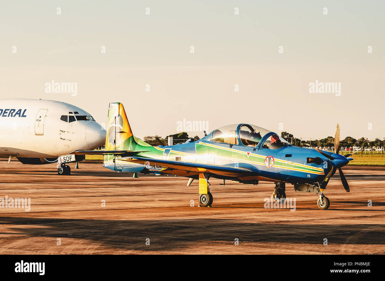 Campo Grande, Brasilien - September 09, 2018: Seitenansicht der Esquadrilha da Fumaca Flugzeug (FAB) an der Air Base landete nach der Air Show presentatio Stockfoto