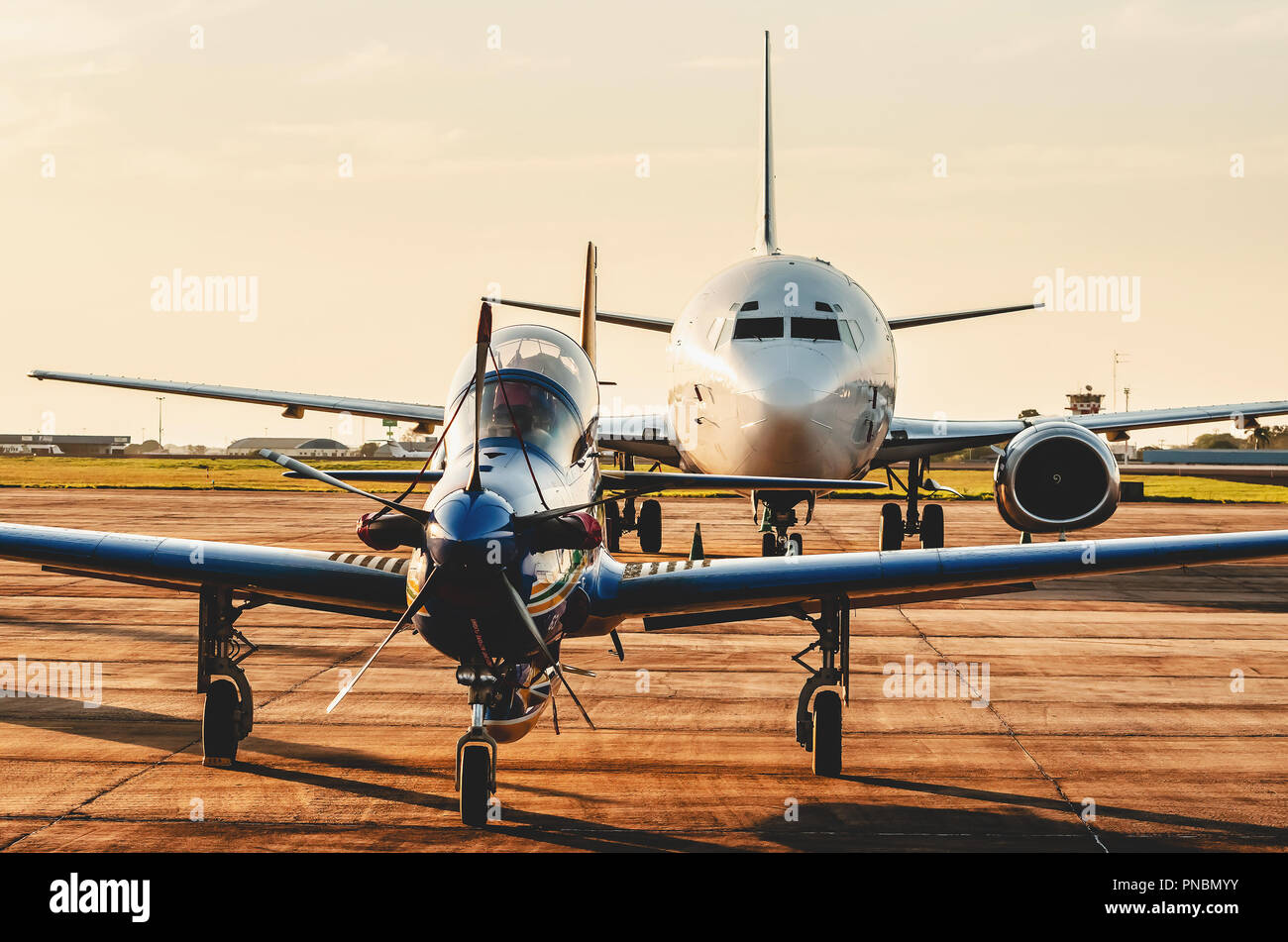 Campo Grande, Brasilien - September 09, 2018: Esquadrilha da Fumaca Flugzeug (FAB) an der Air Base nach der Air Show Präsentation gelandet. A-29 Super Tuc Stockfoto