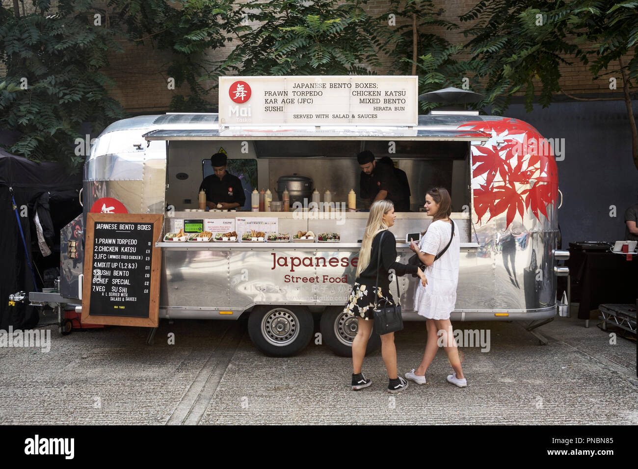 London Street Food Unternehmer, der Japanischen Street Food: Japanische Bento Boxen, wartenden Kunden. Stockfoto