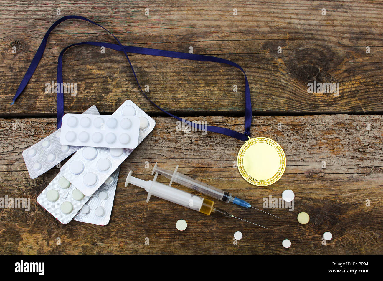Sport Medaille und Medikamente auf einer hölzernen Hintergrund. Getönten Bild. Stockfoto
