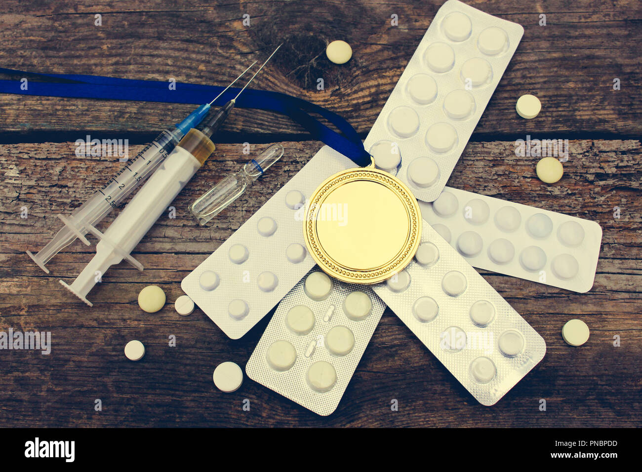 Sport Medaille und Medikamente auf einer hölzernen Hintergrund. Getönten Bild. Stockfoto