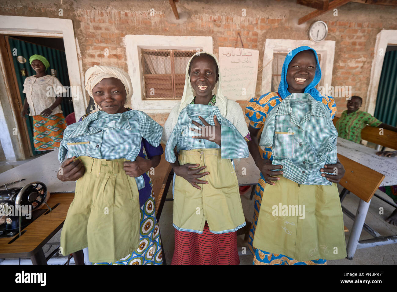 Frauen gesehen stolz Schuluniformen Nach dem Nähen an der Kirche - Women's Center in 1697-1718 laufen. Ein Dorf in den Nuba-Bergen im Sudan, die von der Sudanesischen Volksbefreiungsarmee Movement-North gesteuert wird, und es ist häufig durch das Militär des Sudan angegriffen. Stockfoto