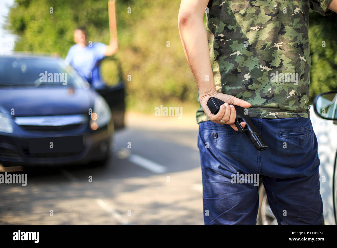 Streit zwischen Fahrern mit Drohungen und gun Angriffe. fFght im Verkehr. Stockfoto