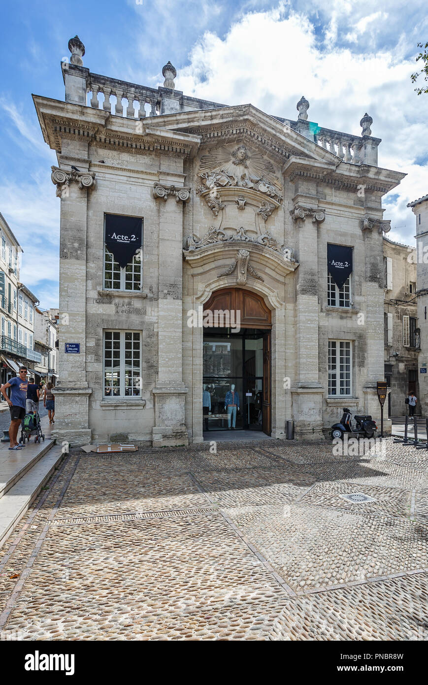 AVIGNON, Frankreich - 11 AUGUST 2017: Mittelalterliche Straße in der Stadt Avignon Stockfoto