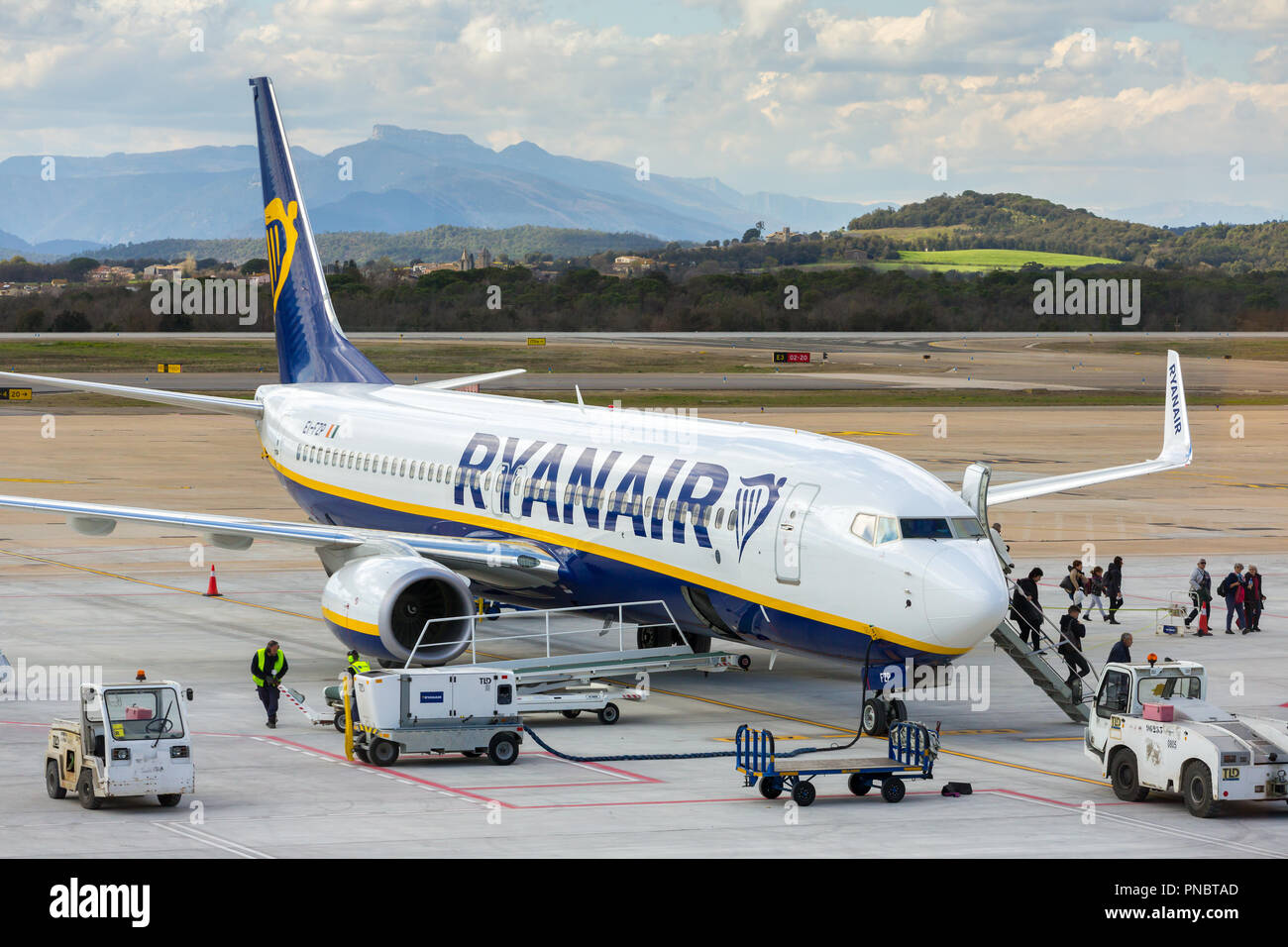Girona, Spanien - 29. März 2018: Ryanair airline Flugzeug Boeing 737 in Girona Flughafen im sonnigen Tag Stockfoto