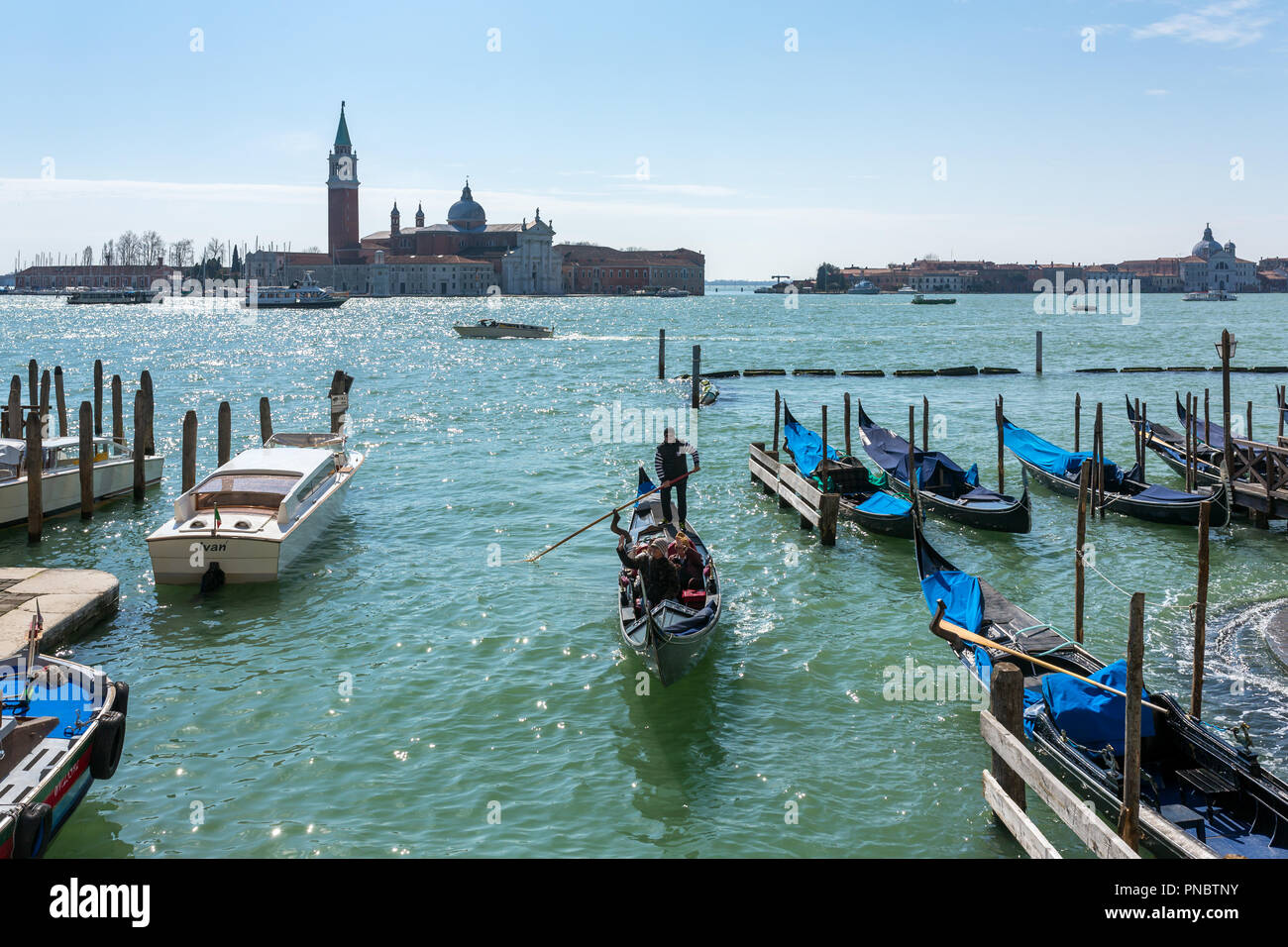 Venedig, Italien, 21. März 2018: die Kirche San Giorgio Maggiore und Gondeln an sonnigen Tag in Venedig, Italien. Stockfoto