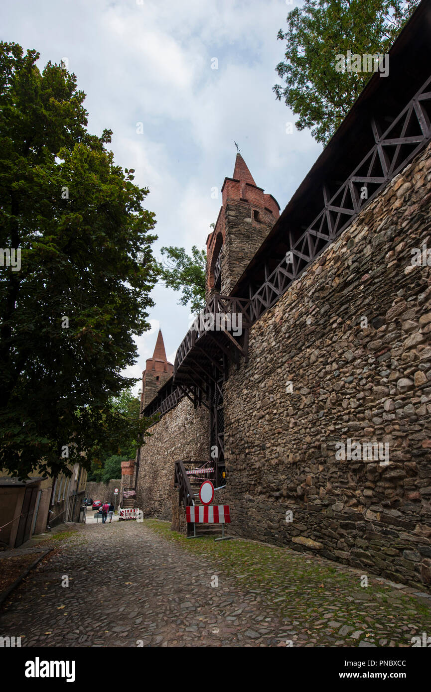 Die Stadtmauern in Paczkow Stadt im Südwesten von Polen, Europa. Stockfoto