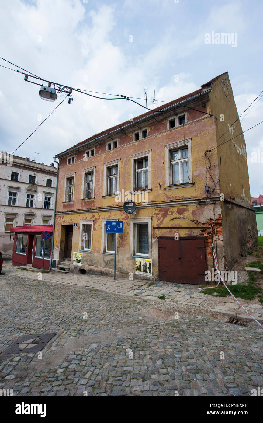 Eine vernachlässigte, Old Town House in Paczkow, südwestliche Polen. Stockfoto