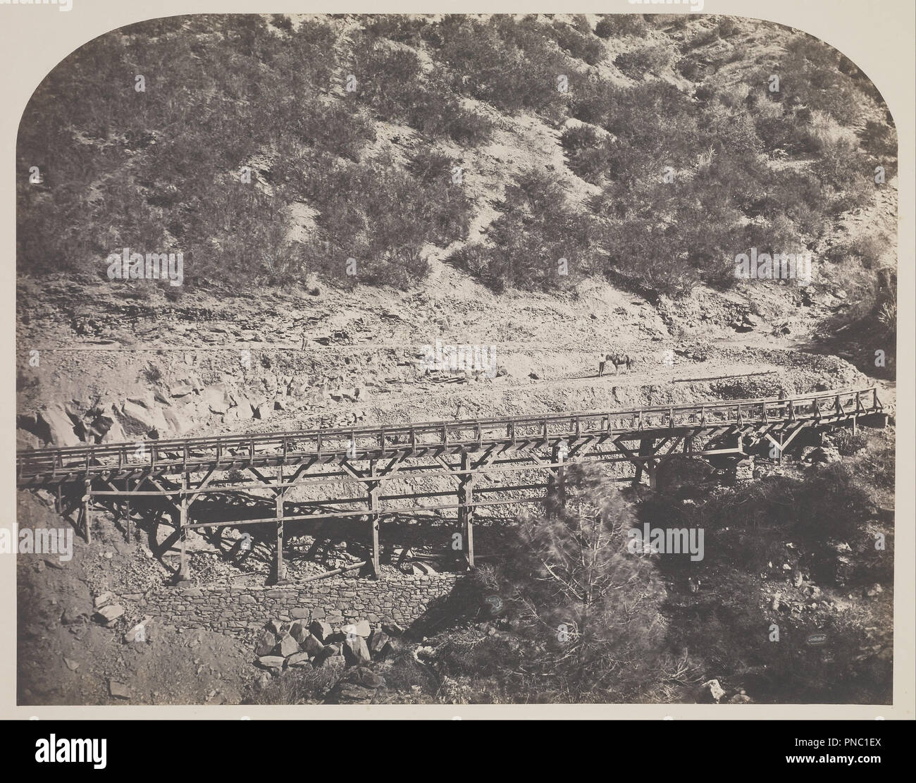Eisenbahnbrücke, Kap Hoorn, Mariposa County. Datum/Zeitraum: 1860. Drucken. Salz. Höhe: 322 mm (12.67 in); Breite: 406 mm (15.98 in). Autor: Carleton Watkins. Stockfoto