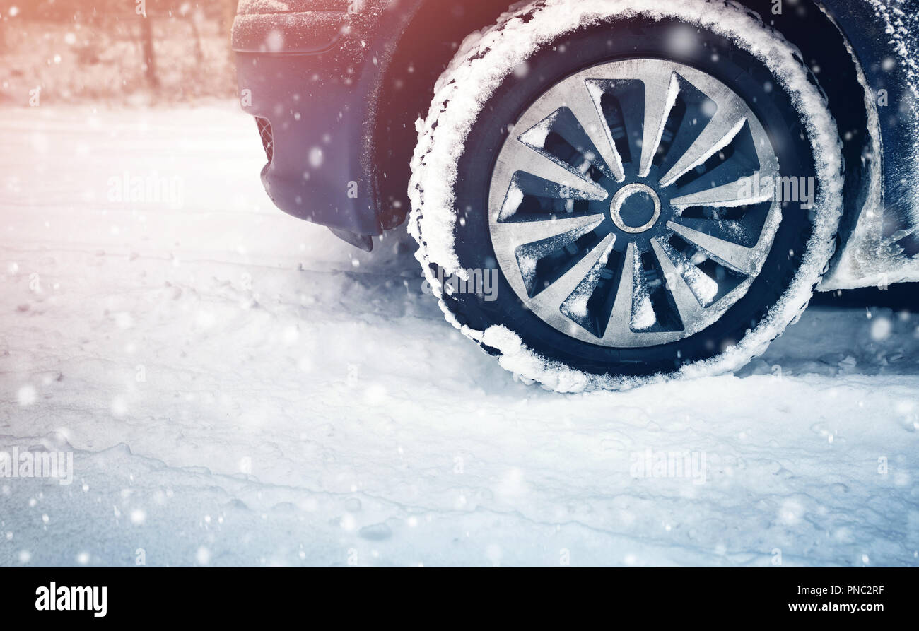 Auto Reifen auf im Straßenverkehr im Winter mit Schnee bedeckt Stockfoto