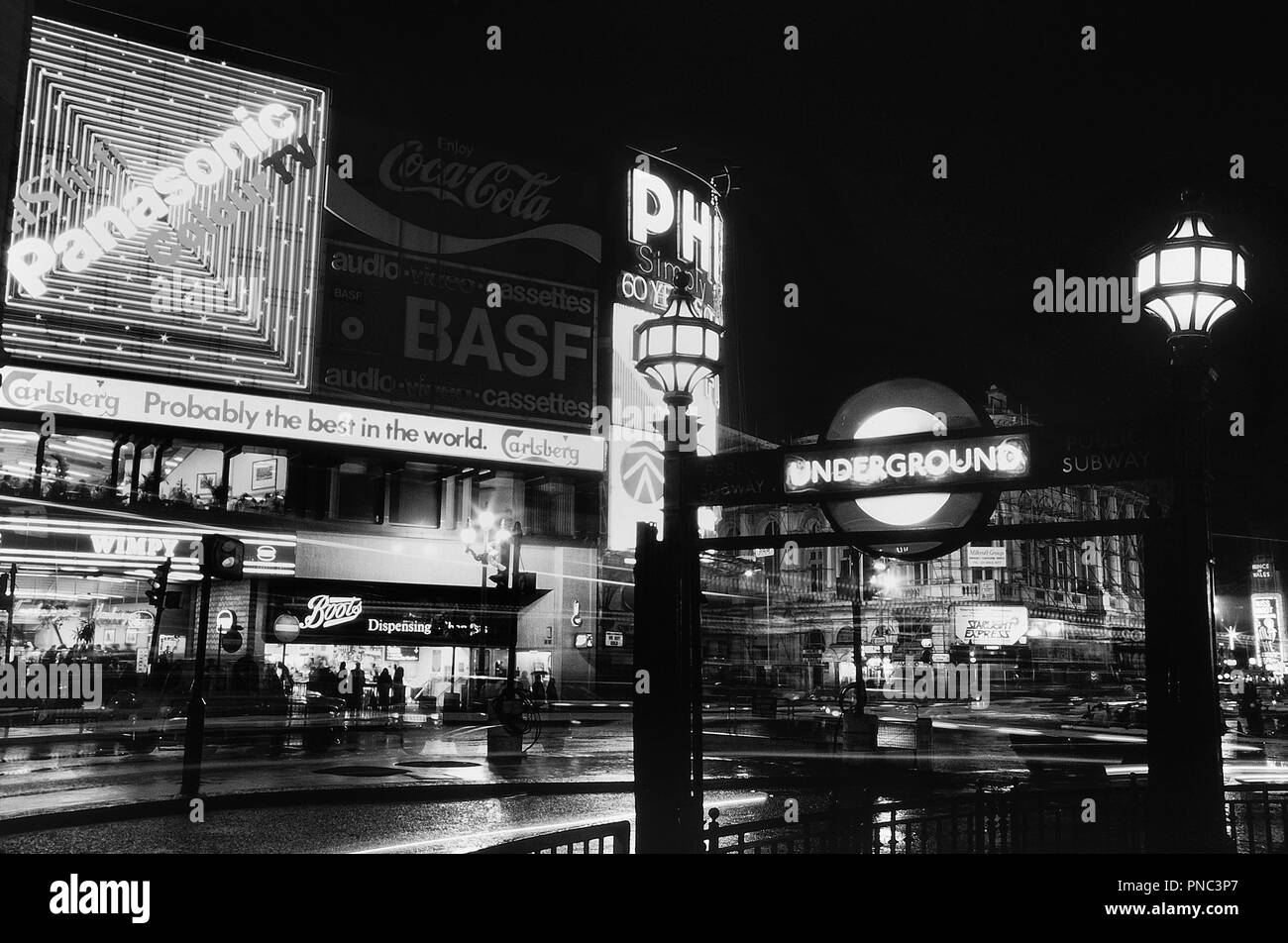 Piccadilly Circus, London, England, UK. Ca. 80er Stockfoto