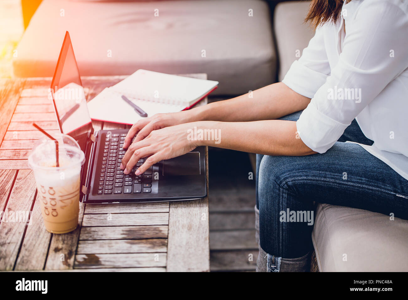 Asian Business Frau Arbeit Tippen auf Laptop zu Kaffee Cafe Arbeitsplatz, Urlaub arbeiten Start Konzept. Stockfoto