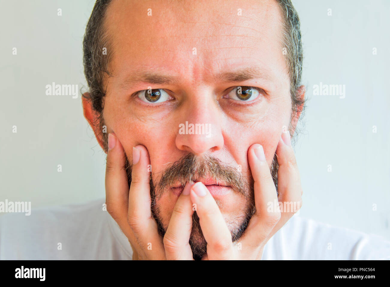 Nahaufnahme, Porträt Bart und Schnurrbart Mann, schockierte Ausdruck Stockfoto